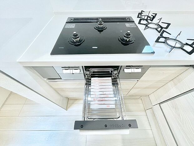 ガスコンロはSiセンサー搭載。火力調節や焦げ付き・消し忘れも防いでくれます。