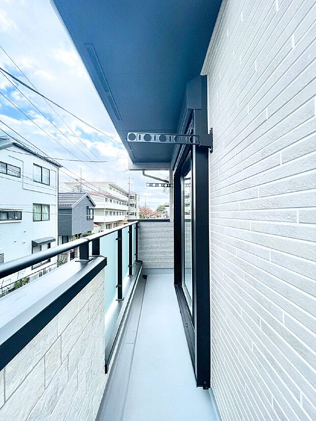 バルコニーはうれしい2ヶ所付き。お洗濯物やお布団をたっぷり干せます。