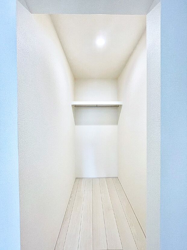 ウォークインクローゼット付きで生活空間を広く利用できます。