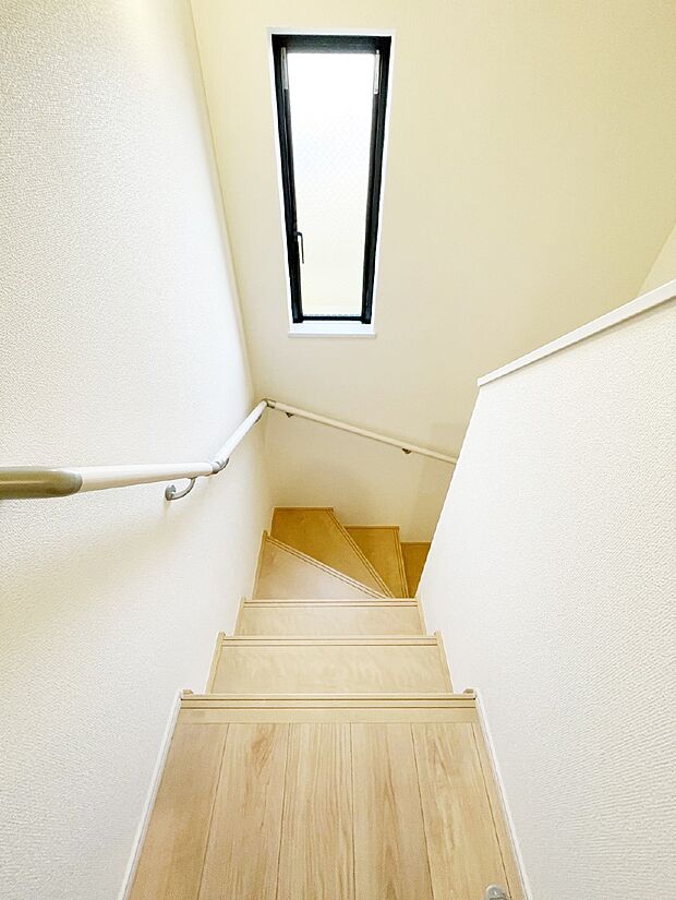 階段は手すり付きなので小さなお子さまやご高齢の方も安心です