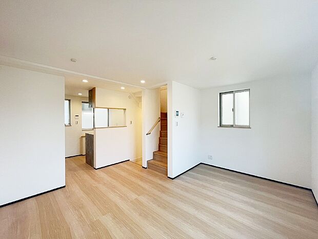 ご家族の賑やかな話し声で包まれる明るいリビング