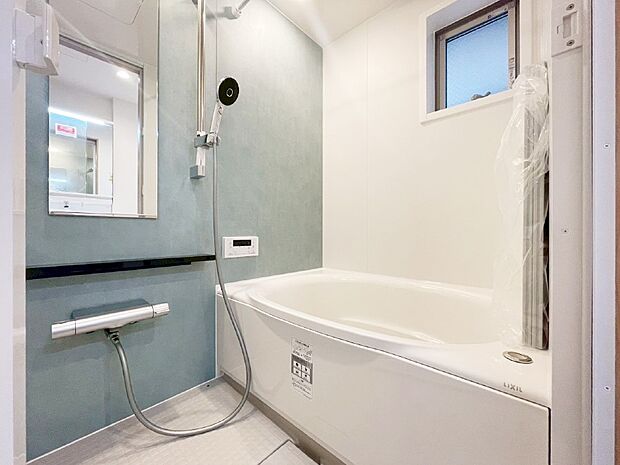 一日の疲れを癒してくれる明るい清潔感のあるバスルーム