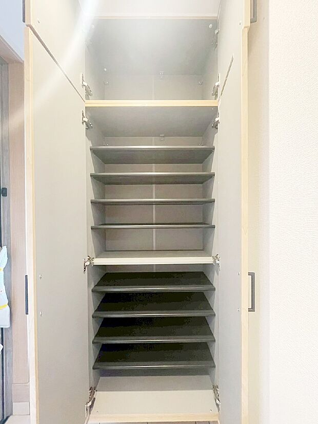 収納力ある下駄箱の活用で玄関廻りはいつでもスッキリ