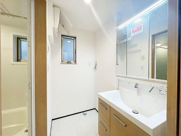 清潔感ある洗面化粧室で朝の身支度も快適