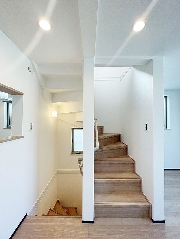 階段は手すり付きなので小さなお子さまやご高齢の方も安心です