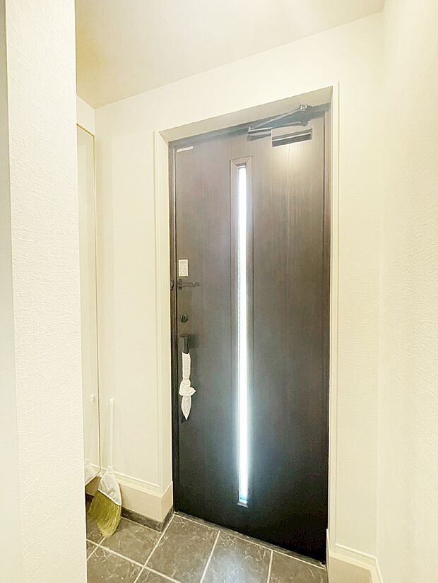 玄関ドアにスリッドラインが入っているので光の演出をしてくれます