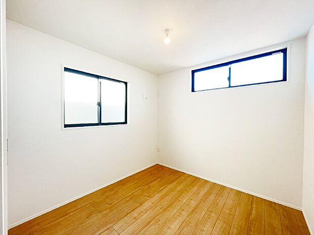 窓からのやさしい光が心地よいプライベートルーム