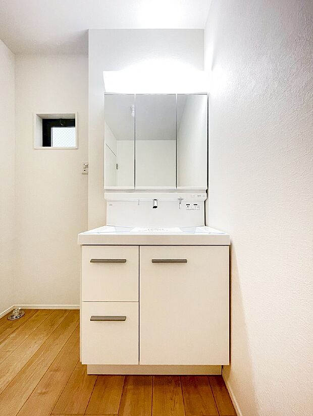 大きく見やすい三面鏡で清潔感ある洗面台は、身だしなみチェックにおすすめです。