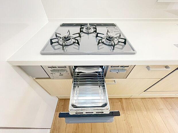 ガスコンロはSiセンサー搭載。火力調節や焦げ付き・消し忘れも防いでくれます。