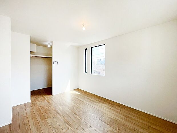 やさしい光がさしこむ居室はしっかり収納付き