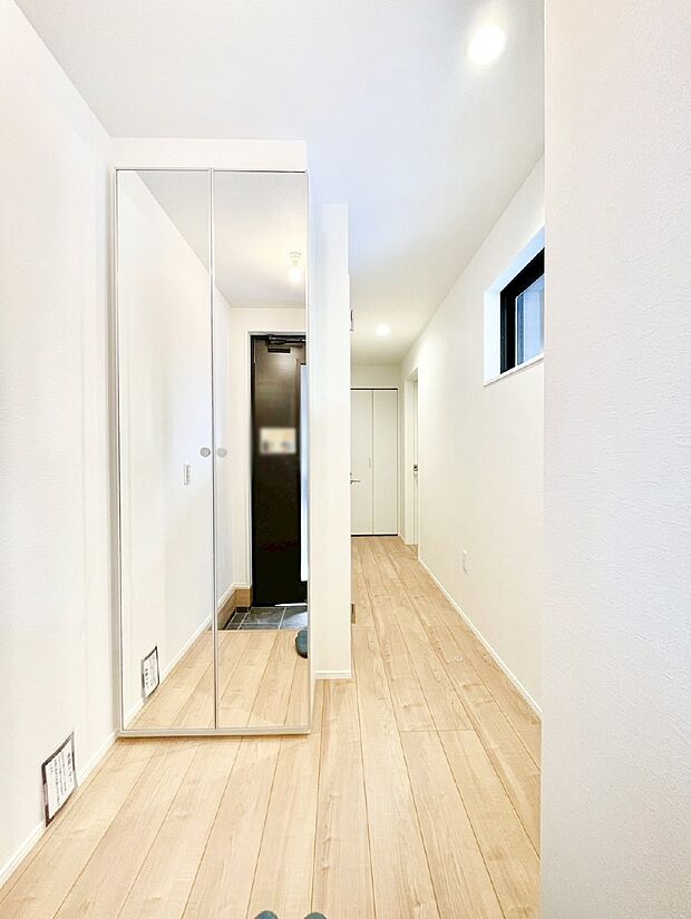 ミラー付きシューズボックスはお出かけ前の身だしなみチェックに便利