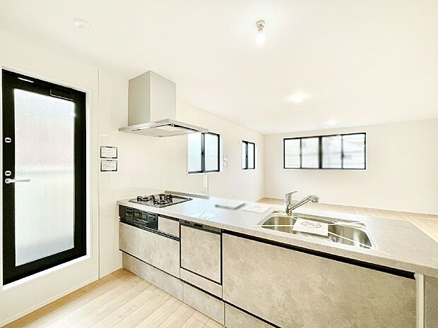 リビングで遊ぶお子様を見守りながらお料理ができる対面キッチン