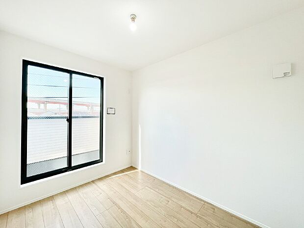 明るいバルコニーサイドに洋室を設置。目覚めの良い寝室に。