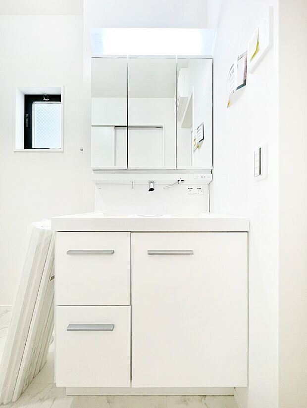 スタイリングに便利な三面鏡、ミラーキャビネットで細かい物スッキリ