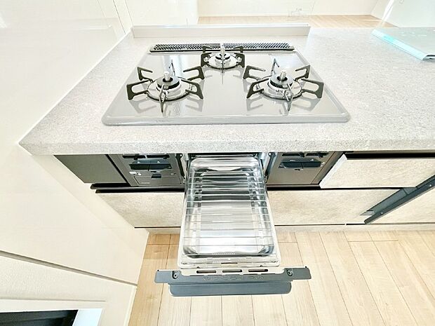 ガスコンロはSiセンサー搭載。火力調節や焦げ付き・消し忘れも防いでくれます。