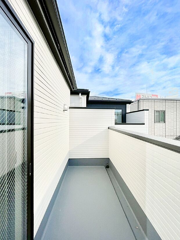 ゆったりバルコニーだから沢山お洗濯ものを干せます。