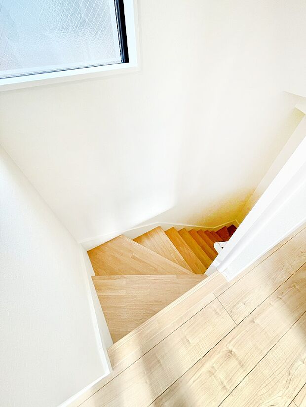 ご家族間のコミュニケーションが深まるリビングイン階段を採用