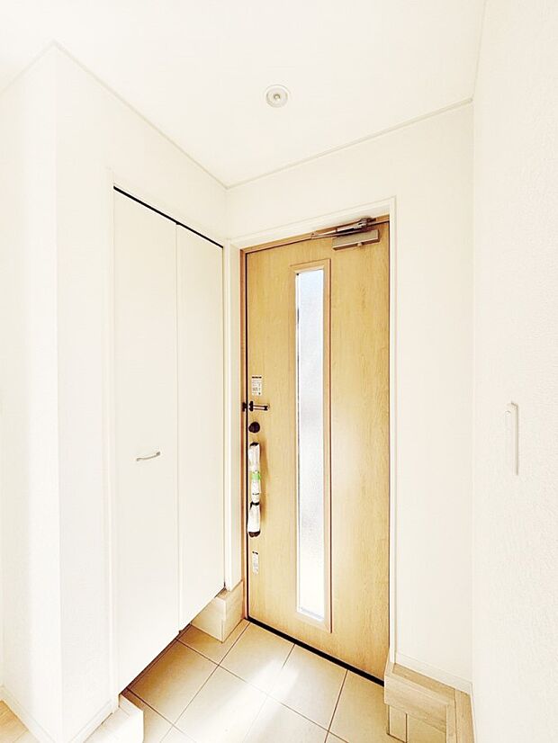 ご家族やお客様を気持ちよくお出迎え!明るい陽光が入り込む玄関。