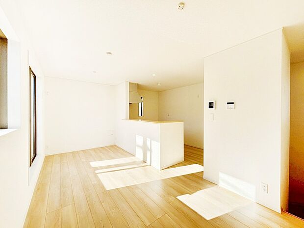 自然光が取り込まれ、家族団らんの場所を明るく演出