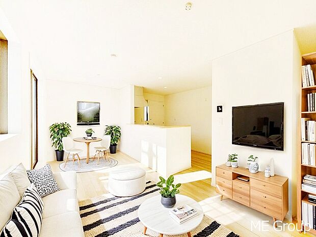 ご家族の賑やかな話し声で包まれる明るいリビング ※家具はCGです