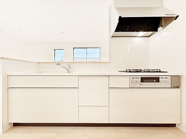 システムキッチンはシンプルでスッキリした飽きの来ないデザインなので永く使えそう!