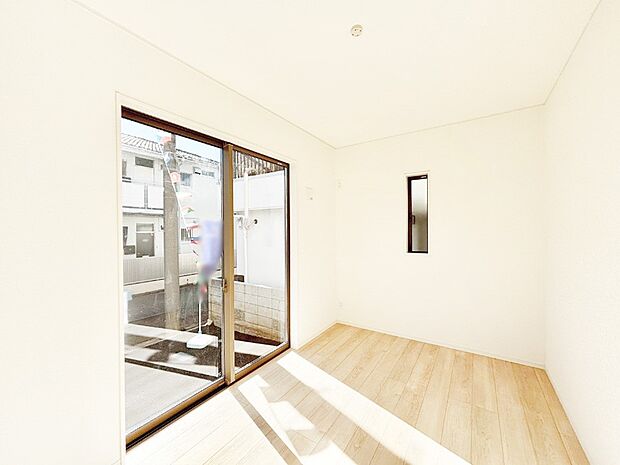 バルコニーが明るさと開放感を演出!朝スッキリと目覚められそうですね。