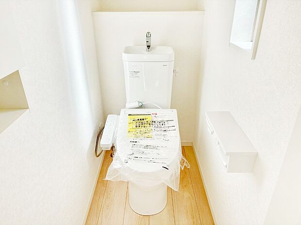 清潔感あるシャワートイレ。小窓から光が注ぎ込みます!