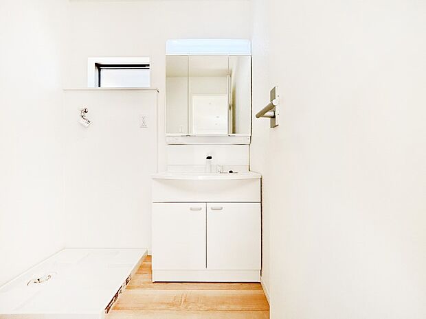 三面鏡キャビネット・シャワー付き洗面化粧台で忙しい朝の身支度もスムーズに!