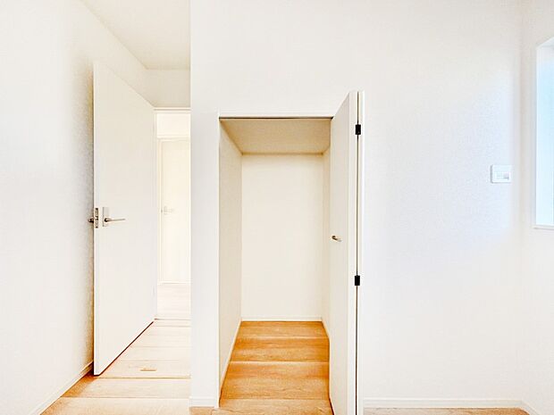 毎日着る衣類や荷物などの収納に便利なクローゼット付きです。