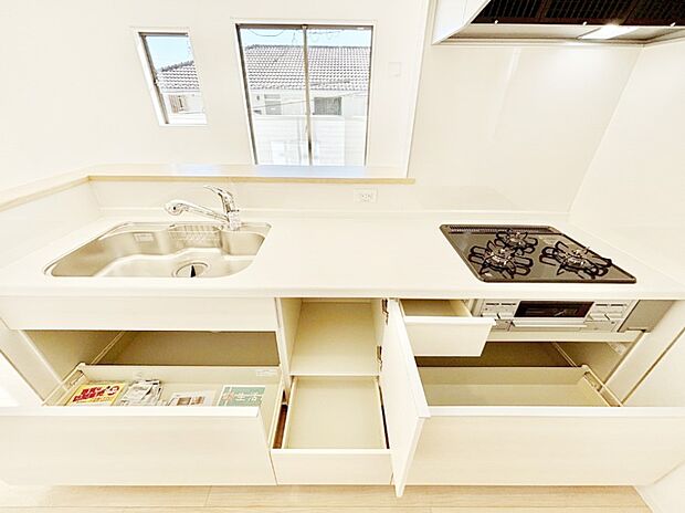 収納スペースもたっぷり!広々とした作業スペースで家事もラクラク!