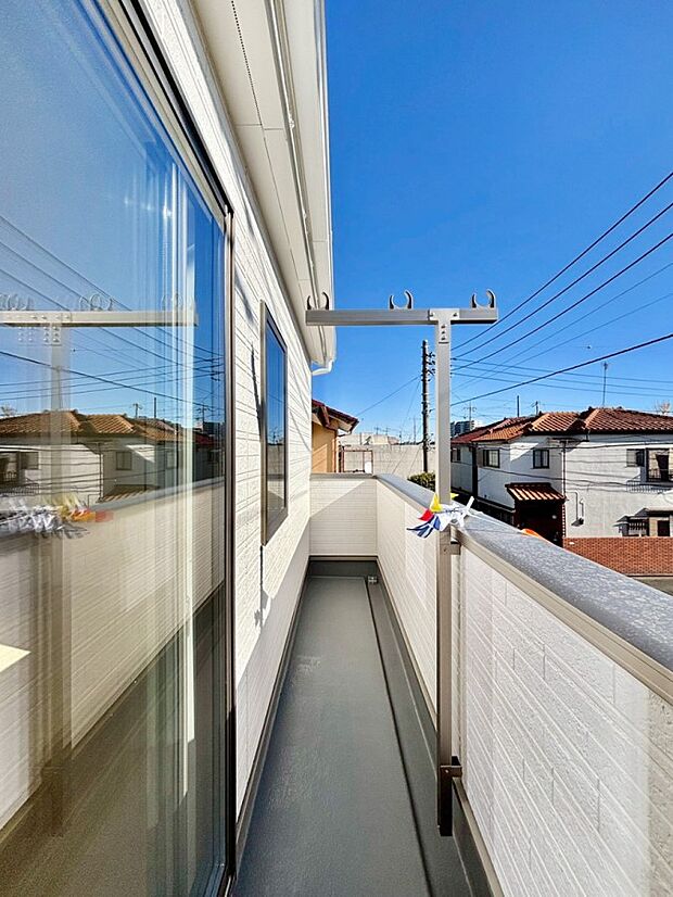 暖かな陽光が降り注ぐバルコニーはお洗濯におすすめ。爽やかな風も心地よいです。