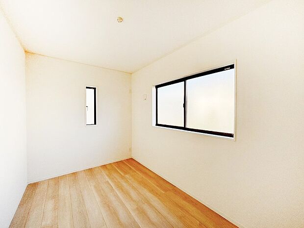 クローゼット付きのお部屋でスッキリとした空間でゆったり寛げます。