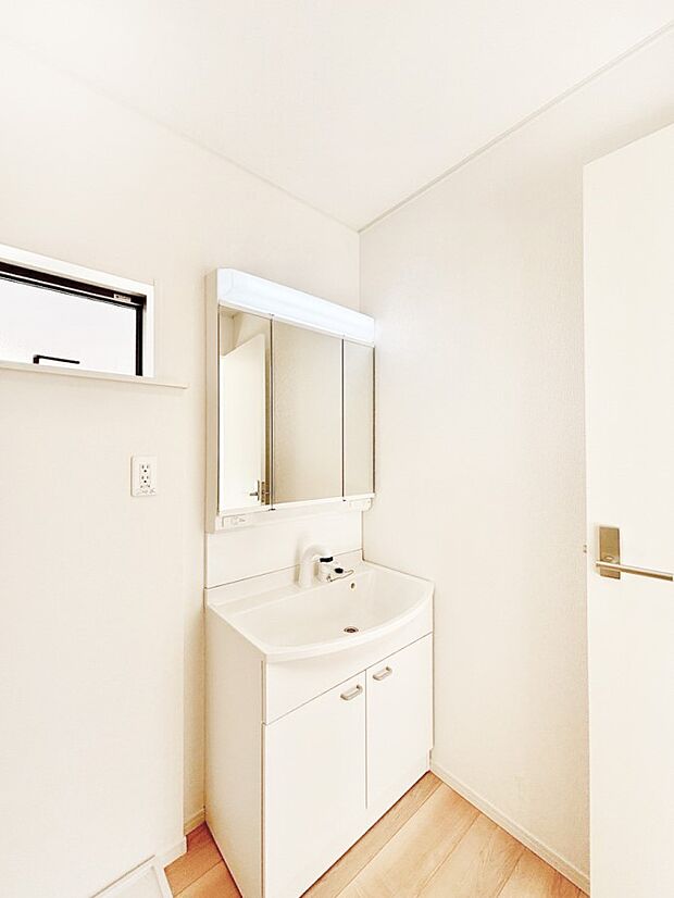 柔らかな朝の光を感じられる窓がついたランドリースペース