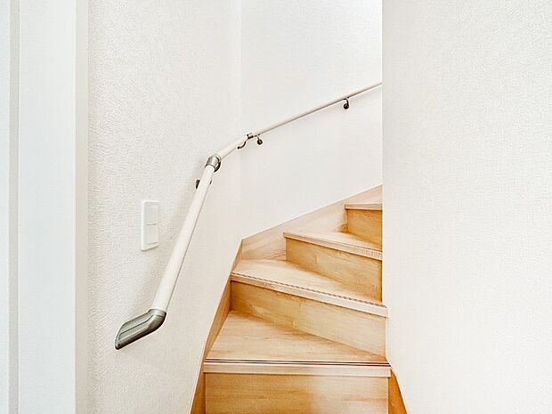 小さなお子様やご年配の方に嬉しい配慮!階段には手摺付きです。