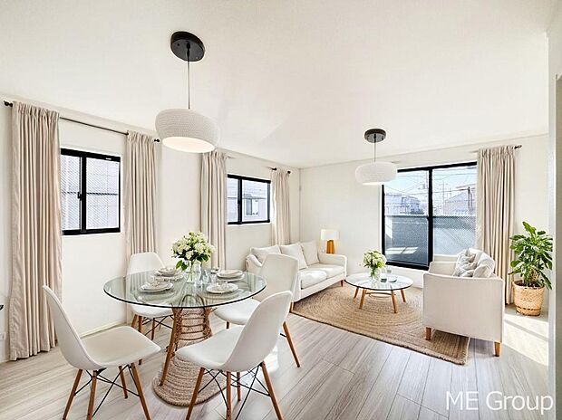 ご家族の賑やかな話し声で包まれる明るいリビング ※家具はCGです