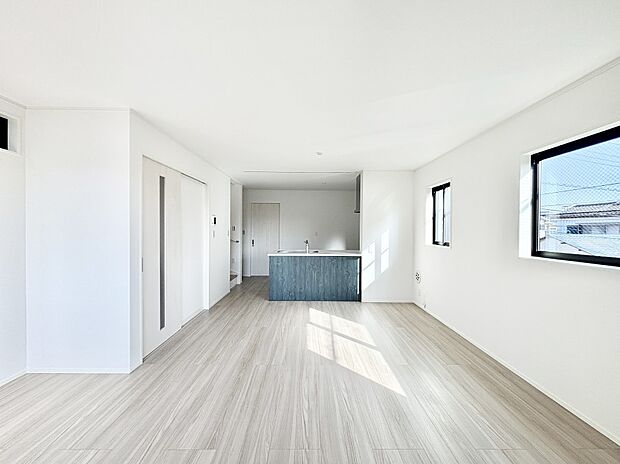 明るい陽光が注ぎ、寛ぎの雰囲気に満たされるリビング・ダイニング。