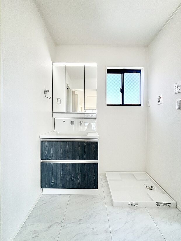 大きく見やすい三面鏡で清潔感ある洗面台は、身だしなみチェックや肌のお手入れにおすすめです。 