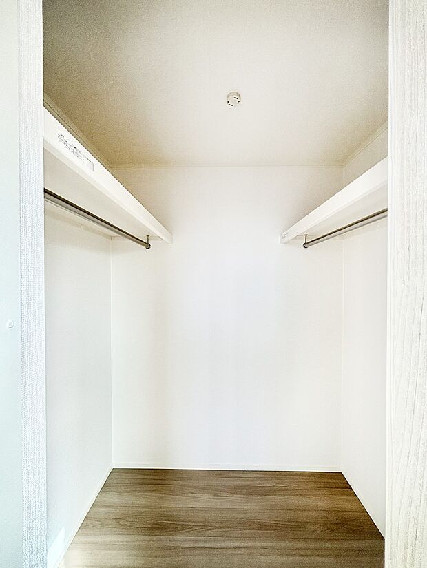 ウォークインクローゼット付きで生活空間を広く利用できます。