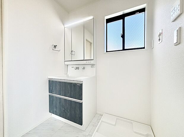 小窓がついているので湿気の多い場所でも換気が十分行えます。毎日の身支度を気持ち良く！