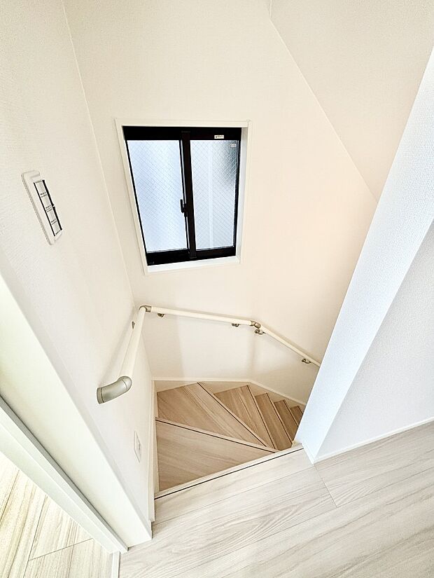 階段は薄暗くなりがちですが、窓を付けることによって明るい空間にできるので、上り下りの安全性も確保されます。