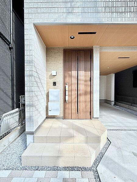 大切な家族、来客を出迎える玄関。
