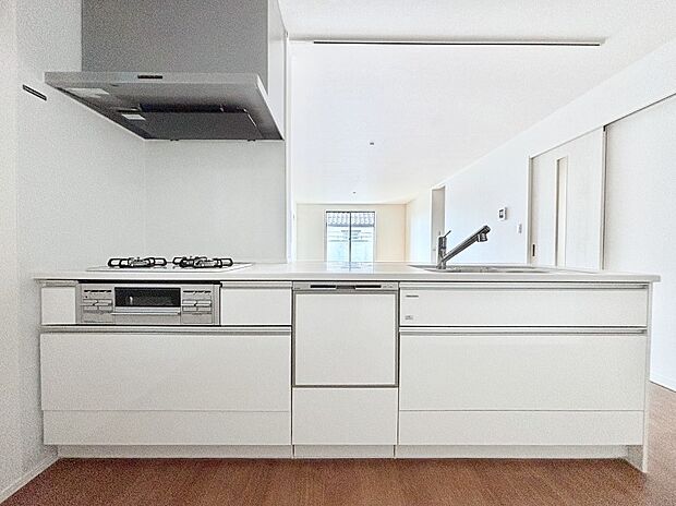 食洗機・浄水器・3ツ口コンロなどデザイン性も機能性も兼ね備えたシステムキッチン!