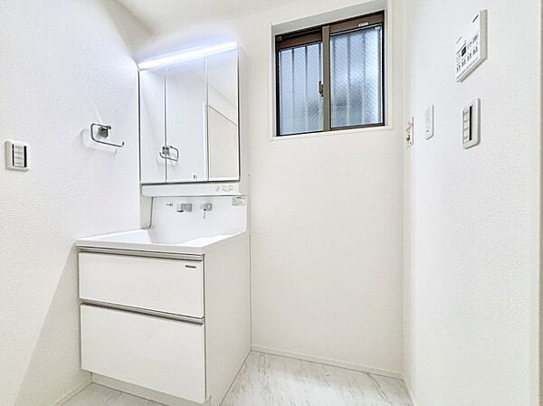 大きく見やすい三面鏡で清潔感ある洗面台は、身だしなみチェックや肌のお手入れにおすすめです。