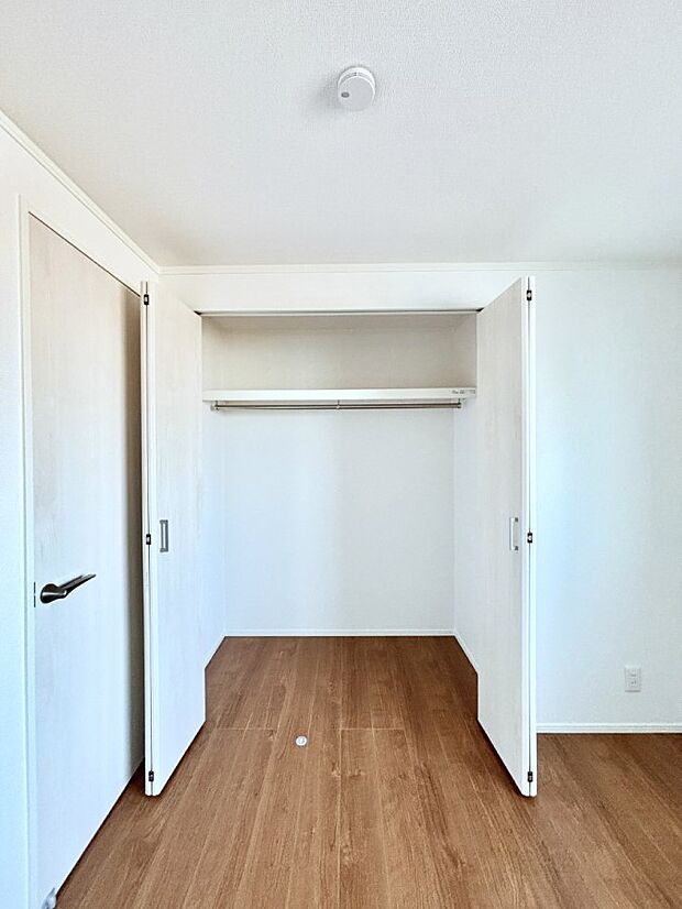 洋室のクローゼット。奥行きがあるので厚手の衣類もすっきり収まります。