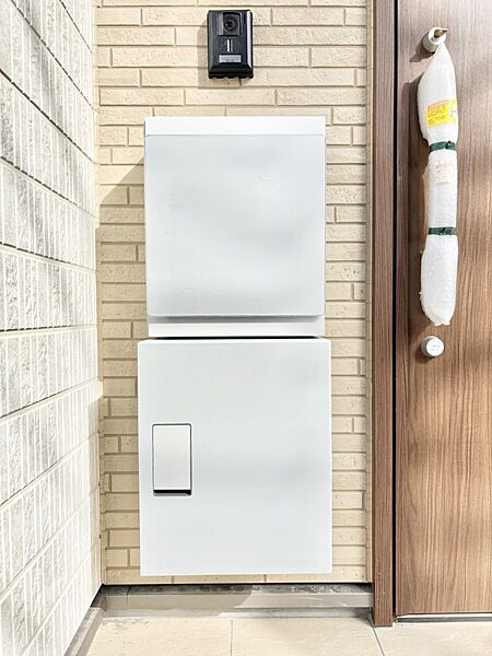 外観「宅配ボックス」　時間を気にせず宅配物をいつでも安全に受け取れます。
