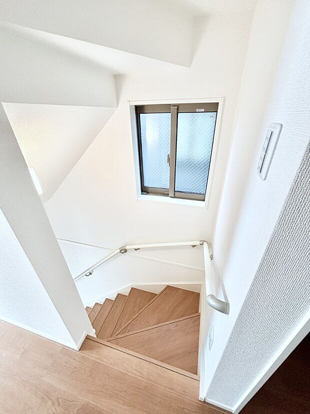 安全性を考慮し階段には手すりを設置しています