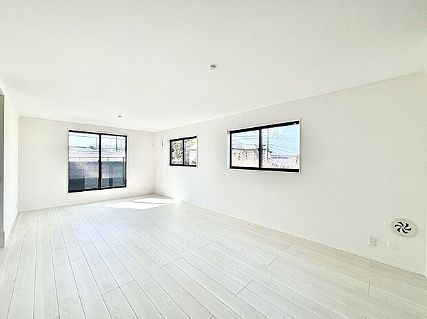 明るい陽光が注ぎ、寛ぎの雰囲気に満たされるダイニング。