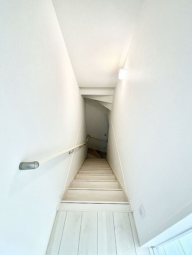 階段は手すり付きなので小さなお子さまやご高齢の方も安心です