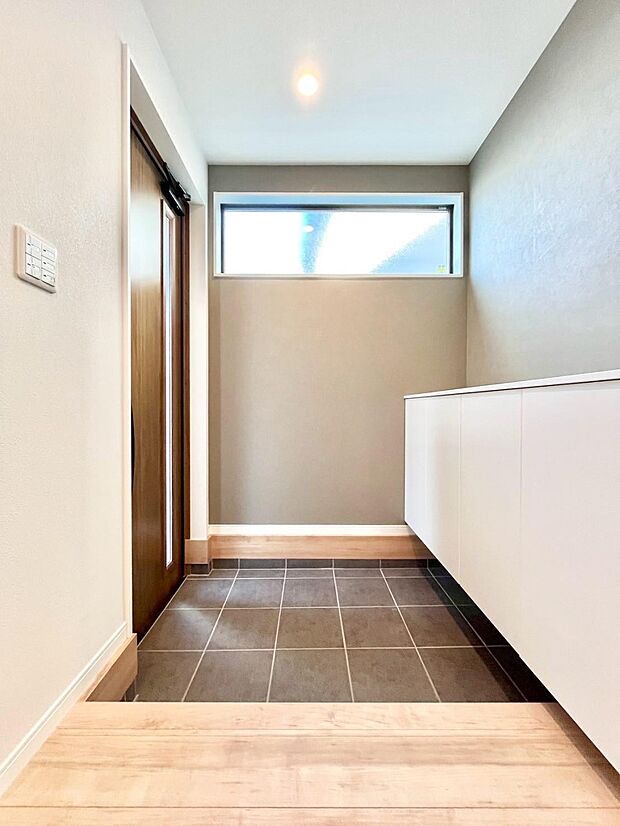 明るい玄関はお客様をお出迎えするのにぴったりです!