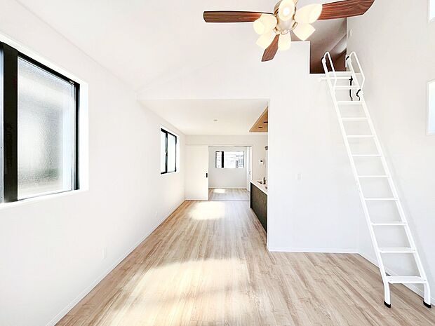 ロフト付きで日当たりもよく、広々としたリビングダイニング